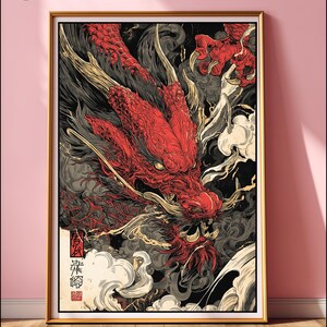 Op de afbeelding: Ingelijste kunstdruk met een gedetailleerde illustratie van een rode draak. De draak heeft een felle uitdrukking, tegen een zwarte achtergrond met wervelende wolken en Japanse tekst. Het kunstwerk zit in een gouden lijst.