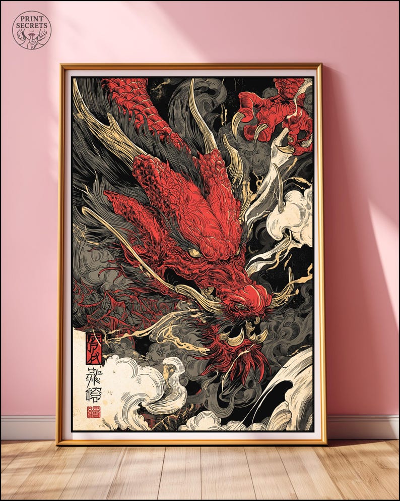 Op de afbeelding: Ingelijste kunstdruk met een gedetailleerde illustratie van een rode draak. De draak heeft een felle uitdrukking, tegen een zwarte achtergrond met wervelende wolken en Japanse tekst. Het kunstwerk zit in een gouden lijst.
