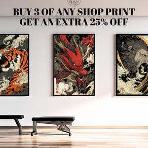 Op de afbeelding: Drie ingelijste kunstprints met zwarte frames hangen aan een witte muur. De prints tonen een tijger, een rode draak en een leeuw. De tekst "BUY 3 OF ANY SHOP PRINT GET AN EXTRA 25% OFF" staat erboven.