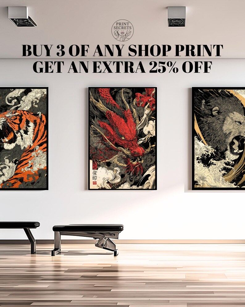 Op de afbeelding: Drie ingelijste kunstprints met zwarte frames hangen aan een witte muur. De prints tonen een tijger, een rode draak en een leeuw. De tekst "BUY 3 OF ANY SHOP PRINT GET AN EXTRA 25% OFF" staat erboven.