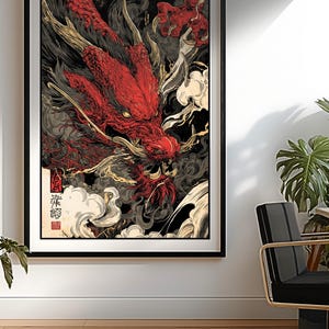 Op de afbeelding: Een ingelijste kunstdruk met een gedetailleerde illustratie van een rode draak tegen een donkere achtergrond met wervelende wolken en Japanse tekst. Het kunstwerk is in een zwarte lijst, geschikt voor interieurdecoratie.