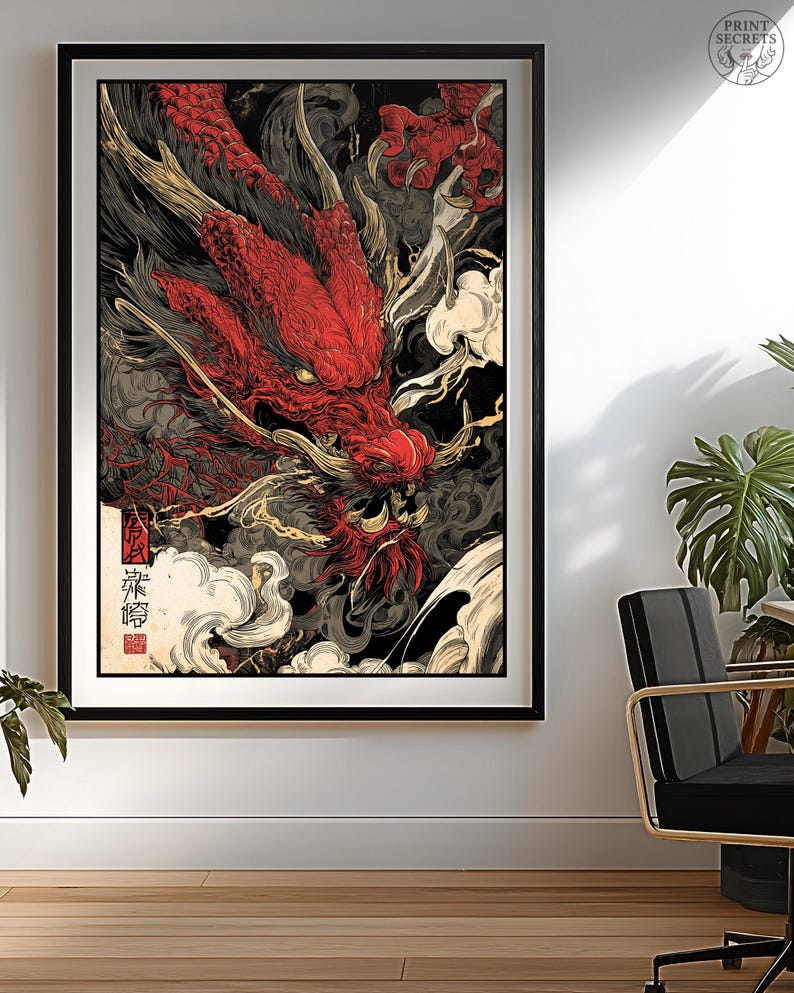 Op de afbeelding: Een ingelijste kunstdruk met een gedetailleerde illustratie van een rode draak tegen een donkere achtergrond met wervelende wolken en Japanse tekst. Het kunstwerk is in een zwarte lijst, geschikt voor interieurdecoratie.