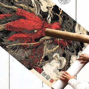 Op de afbeelding: Opgerolde poster met een gedetailleerde illustratie van een rode draak op een zwarte en grijze achtergrond. De poster bevat Japanse tekst en een rood zegel. De tekst "PRINT SECRETS" is zichtbaar. De onderkant van de poster luidt "PREMIUM PRINT 200 + GSM".