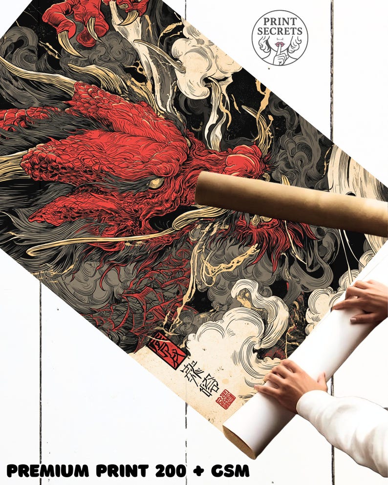 Op de afbeelding: Opgerolde poster met een gedetailleerde illustratie van een rode draak op een zwarte en grijze achtergrond. De poster bevat Japanse tekst en een rood zegel. De tekst "PRINT SECRETS" is zichtbaar. De onderkant van de poster luidt "PREMIUM PRINT 200 + GSM".