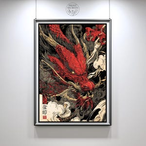 Op de afbeelding: Ingelijste kunstprint met een gedetailleerde illustratie van een rode draak met een felle uitdrukking. De draak staat tegen een donkere achtergrond met wervelende wolken en Japanse tekst. Het kunstwerk heeft een gedurfde, grafische stijl.