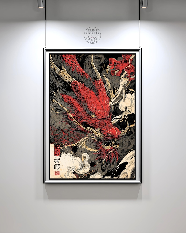 Op de afbeelding: Ingelijste kunstprint met een gedetailleerde illustratie van een rode draak met een felle uitdrukking. De draak staat tegen een donkere achtergrond met wervelende wolken en Japanse tekst. Het kunstwerk heeft een gedurfde, grafische stijl.