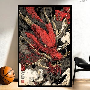 Op de afbeelding: Een ingelijste kunstdruk met een gedetailleerde illustratie van een rode draak tegen een donkere achtergrond met wervelende rook. Het kunstwerk bevat Japanse tekst. Een opvallende wanddecoratie voor kunst- en Azi&euml;-liefhebbers.