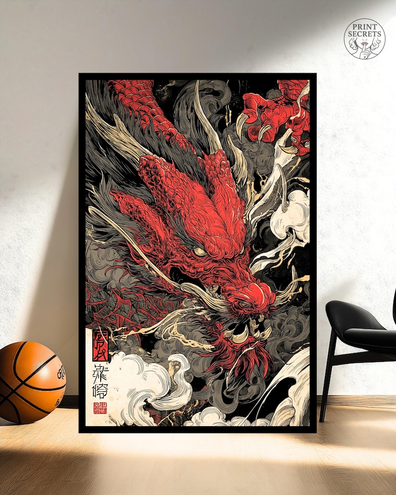 Op de afbeelding: Een ingelijste kunstdruk met een gedetailleerde illustratie van een rode draak tegen een donkere achtergrond met wervelende rook. Het kunstwerk bevat Japanse tekst. Een opvallende wanddecoratie voor kunst- en Azi&euml;-liefhebbers.