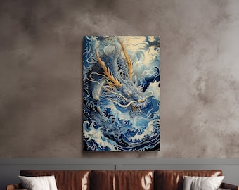 Op de afbeelding: Een Japans schilderij op canvas met een blauwe en gouden draak die uit wervelende blauwe golven oprijst. Het schilderij hangt aan een muur in een woonkamer met een bruine leren bank en een houten salontafel.