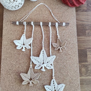 Makramee Wandbehang mit Ahornblättern in Weiß und Beige, Herbstdeko