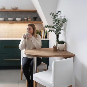 Op de afbeelding: Een set van drie keramische mokken met een gespikkelde, matte afwerking. De mokken zijn in de kleuren crème, lichtgrijs en donkergrijs. Elke mok heeft een eenvoudig, minimalistisch ontwerp en een afgeronde handgreep.