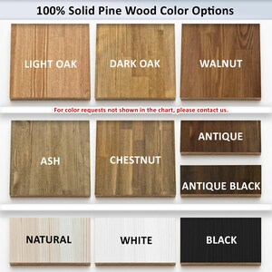 Op de afbeelding: Afbeelding met 100% massief grenen houtkleuropties. De afbeelding toont verschillende houttinten, waaronder Light Oak, Dark Oak, Walnut, Ash, Chestnut, Antique, Antique Black, Natural, White en Black. Tekst: "Voor kleuraanvragen die niet in de tabel staan, neem contact met ons op."