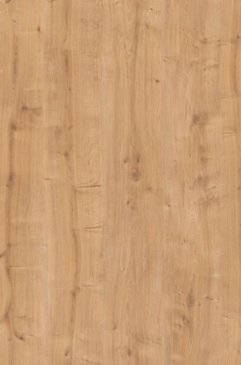 Puede incluir: Primer plano de un patr&oacute;n de vetas de madera marr&oacute;n claro. La madera tiene un tono natural y c&aacute;lido con vetas y nudos visibles. Las l&iacute;neas verticales de la madera crean una sensaci&oacute;n de textura y profundidad, adecuado para suelos o muebles.