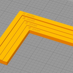 Może przedstawiać: Pomarańczowe narzędzie pomiarowe o kącie prostym z oznaczeniami w milimetrach. Narzędzie posiada cztery równoległe rowki i jest oznaczone pomiarami od 0 mm do 4 mm. Narzędzie jest przeznaczone do precyzyjnych pomiarów.