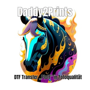 Può includere: Un'illustrazione colorata di una testa di cavallo con fiamme e vortici. Il testo "Daddy2Prints" è in alto nell'immagine. Il testo "DTF Transfer "Plot" in Fotoqualität" è in basso nell'immagine.