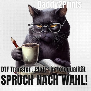 以下が含まれることがあります： 眼鏡をかけ、コーヒーカップを持った黒い猫が、本と鉛筆のある机に座っています。画像のテキストは「Daddy2Prints DTF Transfer, "Plot" in Photoquality SPRUCH NACH WAHL!」です。