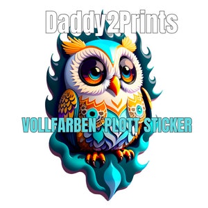 Könnte beinhalten: Eine farbenfrohe Eule mit blauen, gelben, orangen und weißen Details, umgeben von blauen Flammen. Der Text "Daddy2Prints" befindet sich oben im Bild, und "VOLLFARBEN PLOT STICKER" unten.