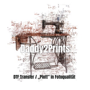 May include: A vintage sewing machine with a wooden table and a distressed background. The text "Daddy2Prints" and "DTF Transfer / "Plott" in Fotoqualität" is visible on the image.
