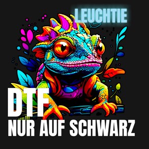 Puede incluir: Un camaleón colorido con un cuerpo azul brillante, acentos amarillos y naranjas, y un fondo verde y rosa. El camaleón está sentado en una rama con el texto "DTF NUR AUF SCHWARZ" y "LEUCHTIE" en el fondo.