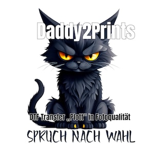 Puede incluir: Un gato negro con ojos amarillos está sentado con una expresión de enfado. El texto "Daddy2Prints" está por encima del gato. Debajo del gato está el texto "DTF Transfer "Plot" in Fotoqualität" y "SPRUCH NACH WAHL".