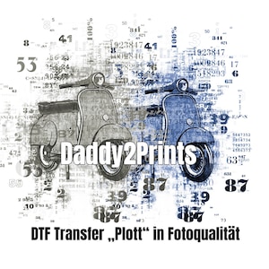 Puede incluir: Dos scooters de estilo vintage en gris y azul, con un fondo de periódico y el texto "Daddy2Prints" y "DTF Transfer, "Plott" in Fotoqualität".
