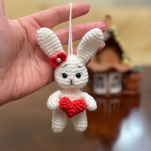 Häkelanleitung Häschen mit Herz auf Englisch, Amigurumi Little Bunny PDF, Geschenk für einen lieben Menschen