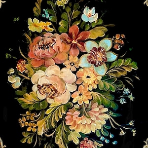 Puede incluir: Una pintura floral vibrante que presenta un ramo de flores coloridas sobre un fondo negro. Las flores incluyen tonos de rosa, melocotón, amarillo y azul, con hojas verdes. Las esquinas tienen detalles decorativos dorados.