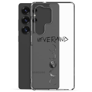 Puede incluir: Una funda transparente para teléfono con una parte trasera gris oscuro que presenta la palabra "NEVERMIND" en una fuente desgastada. Debajo del texto hay fases lunares. La funda está sobre un teléfono negro.