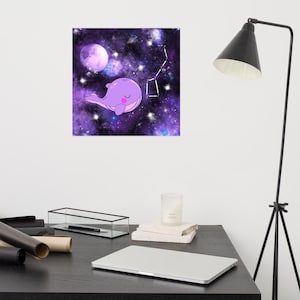 Op de afbeelding: Een grillige print met een paarse walvis die in een sterrenstelsel zweeft. Het kunstwerk bevat een halve maan, sterrenbeelden en een levendige mix van paarse, blauwe en witte kleuren. Perfect voor een kinderkamer.