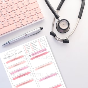Pu&ograve; includere: Una guida di studio di farmacologia stampabile con accenti rosa. La guida include sezioni per il nome generico, il nome del marchio, la classe di farmaci, la via di somministrazione/dosaggio, le controindicazioni, il meccanismo d'azione, gli effetti collaterali e i farmaci ad alta allerta. La guida include anche un elenco di controllo per diversi sistemi corporei.