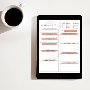Pu&ograve; includere: Un tablet digitale con un modello di guida allo studio di farmacologia. Il modello include sezioni per il nome generico, il nome commerciale, la classe di farmaci, la via di somministrazione, le controindicazioni, la valutazione infermieristica, il meccanismo d'azione, gli effetti collaterali, gli usi terapeutici e le note. Il modello &egrave; progettato con uno schema di colori rosa e marrone.