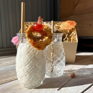 Piña Colada Cadeauset | Cocktailglazen in de vorm van een ananas, bamboe rietjes, cocktailprikkers, parasolletjes (klaar om cadeau te geven)
