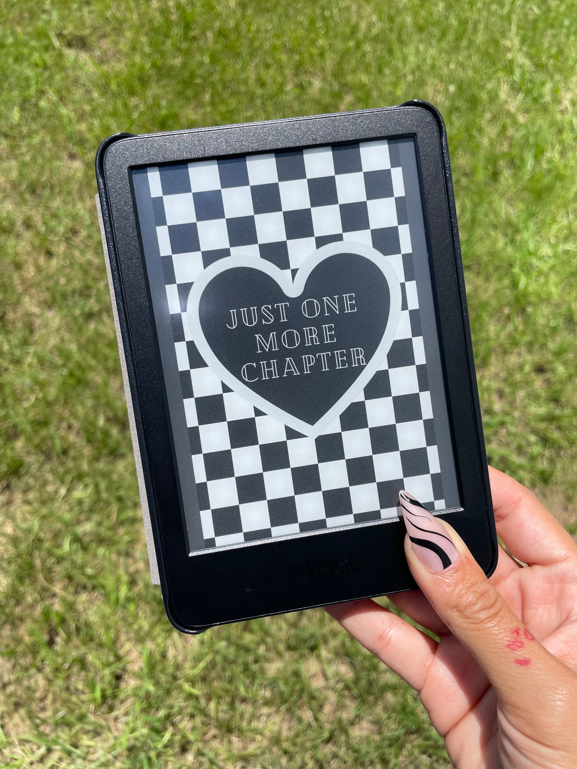BORDERLESS Checkered Just One More Chapter Kindle Lockscreen Kindle