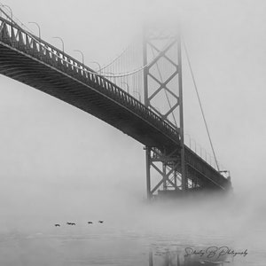Paisagem da Ponte Embaixador. Ponte nevoenta, gansos voando sob a ponte. Presente de Natal. Cartões postais disponíveis em opções também. Decoração de casa.