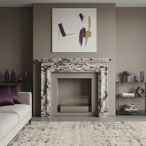 Puede incluir: Una repisa de chimenea hecha de m&aacute;rmol blanco con vetas de color p&uacute;rpura oscuro, con una pintura abstracta cuadrada con pinceladas p&uacute;rpuras y doradas encima, situada en una habitaci&oacute;n con un sof&aacute; gris claro y una alfombra texturizada.