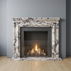 Puede incluir: Una chimenea con marco de m&aacute;rmol blanco y vetas de color p&uacute;rpura oscuro. La estructura presenta una repisa rectangular y columnas verticales que enmarcan un hogar de metal negro con una pantalla de cristal y le&ntilde;os artificiales encendidos.