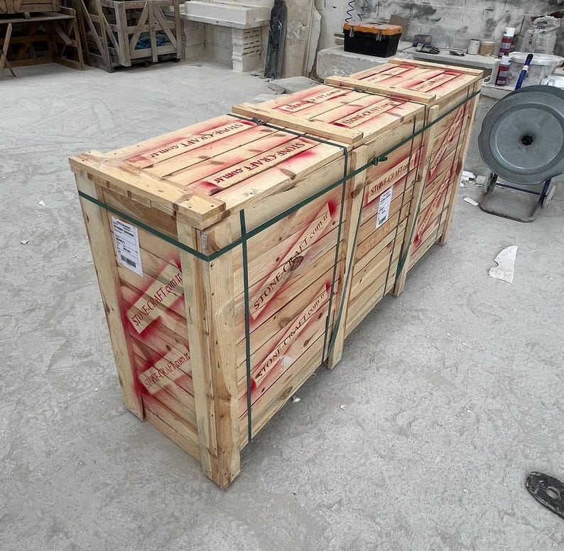Puede incluir: Tres cajas de env&iacute;o rectangulares de madera aseguradas con correas de pl&aacute;stico verde oscuro. Cada caja est&aacute; construida con listones de madera clara y presenta el texto rojo STONE-CRAFT.com.tr estampado en los laterales y la parte superior.
