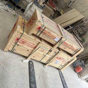 Puede incluir: Tres cajas de env&iacute;o de madera apiladas, construidas con tablones de color claro y aseguradas con correas de pl&aacute;stico verde. Cada caja presenta el texto rojo STONE-CRAFT.com.tr y marcas de peso escritas a mano de 170 kg y 507 kg.
