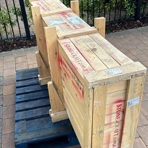 Puede incluir: Una gran caja de env&iacute;o rectangular hecha de tablones de madera clara, con el texto STONE-CRAFT.com.tr estarcido en rojo en el lateral. La caja est&aacute; asegurada con soportes de madera verticales y descansa sobre un pal&eacute; de madera azul.