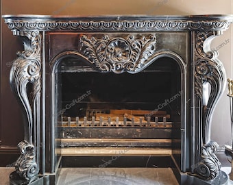 Könnte beinhalten: Ein schwarzer Marmorkamin mit aufwendigen Schnitzereien. Der Kamin hat ein detailliertes Blumendesign über der Öffnung und dekorative Stützen auf beiden Seiten. Der Feuerraum enthält einen Metallrost und einen Stapel Holzscheite.