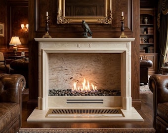 Könnte beinhalten: Ein luxuriöser Kamin mit Marmoreinfassung und Gasfeuer. Der Kamin hat einen dekorativen Messingrost und wird von zwei Kerzenhaltern flankiert. Auf dem Kaminsims steht eine Bronzestatue eines Vogels. Der Raum hat dunkle Holzverkleidungen und Ledermöbel.