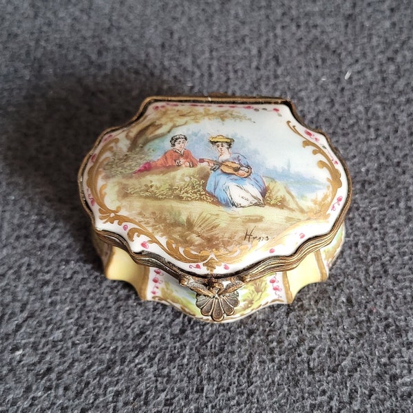 Royal Vienna Antique rare pill box from the middle of the 19th century