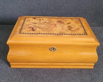 Vintage houten sieradendoos met sieraden