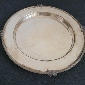 Una elegante bandeja de servicio antigua.