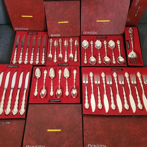 En imponerande samling av 7 vintage silverpläterade bestickset från Oneida