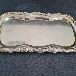Elegante bandeja vintage de metal blanco.