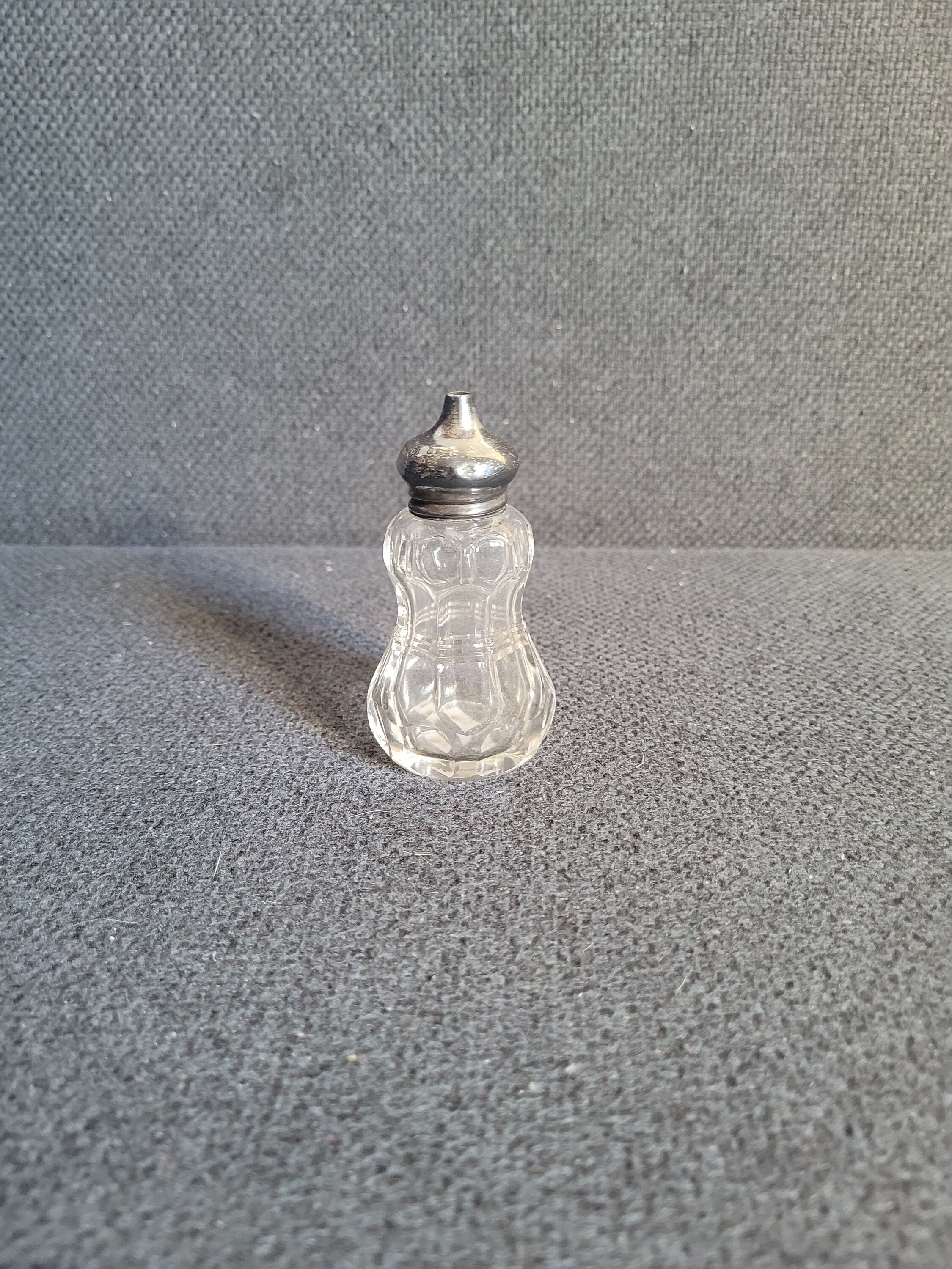 スターリングシルバートップのアンティーククリスタルペッパー