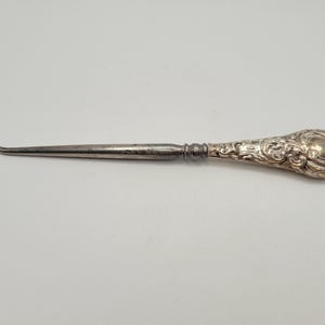 Ein eleganter antiker Haken mit einem Griff aus Sterlingsilber