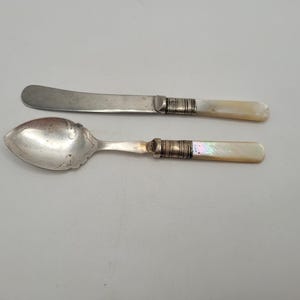 antikt silverpläterat sked- och knivset med pärlemorhandtag