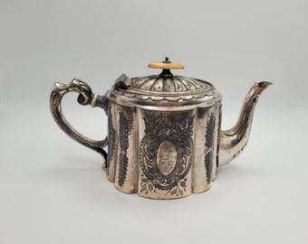 Teiera antica placcata in argento del XIX secolo.